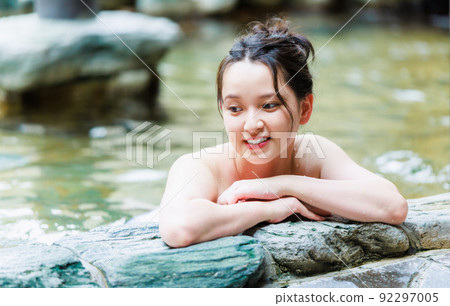 女性旅行露天浴池沐浴形象 女性旅行露天浴池沐浴形象 92297005