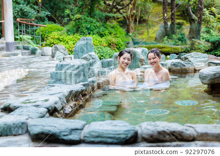 女性旅行露天浴池沐浴形象 92297076