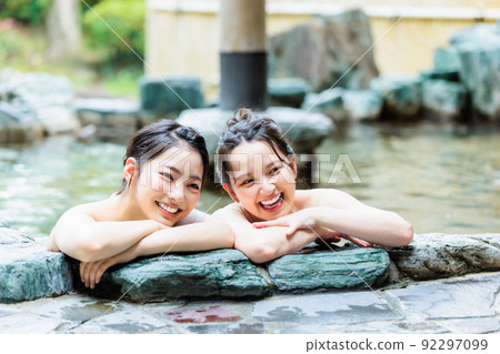Women's trip open-air bath bathing image 92297099