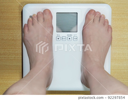 Women's feet to weigh 92297854