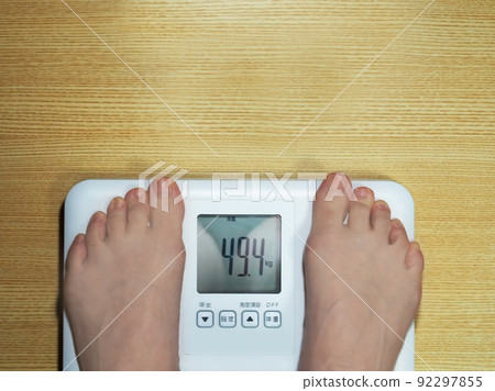 Women's feet to weigh 92297855