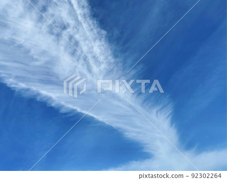 仰望天空，藍天中有有趣的雲彩 92302264
