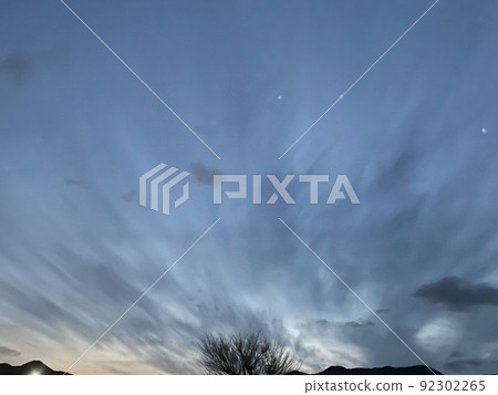 黃昏的天空和廣闊的雲層 黃昏的天空和廣闊的雲層 92302265