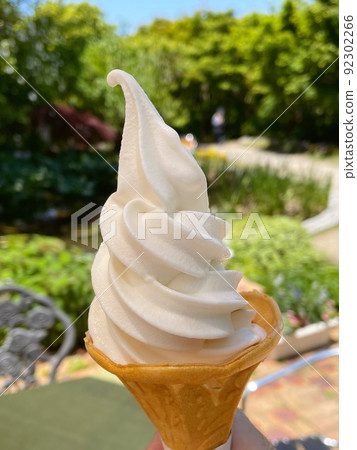 The soft serve ice cream you eat in nature is delicious The soft serve ice cream you eat in nature is delicious 92302266