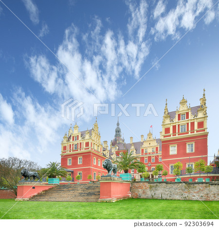 Breathtaking autumn landscape with Muskau castle. 92303694