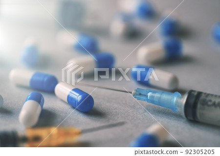 Syringes and capsules 92305205