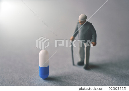 Medicine and miniature senior men 92305215