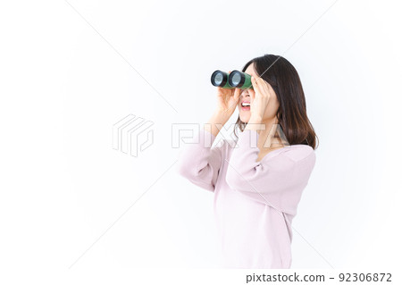 用雙筒望遠鏡看遠方的年輕女子 用雙筒望遠鏡看遠方的年輕女子 92306872