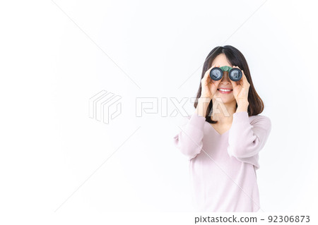 用雙筒望遠鏡看遠方的年輕女子 用雙筒望遠鏡看遠方的年輕女子 92306873