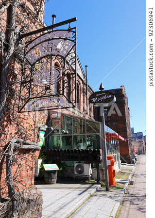 Scenery with a round post in Hakodate, Hokkaido (in front of Hakodate Meijikan) 92306941