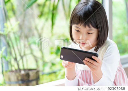 使用智能手機的女孩 使用智能手機的女孩 92307086
