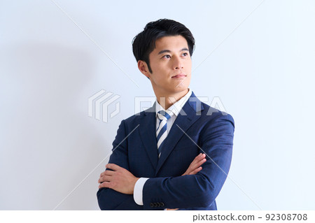 男士時尚西裝的年輕商人 92308708
