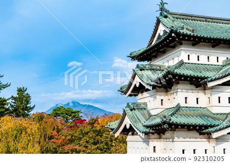 Hirosaki Castle, Aomori Prefecture-A castle tower dyed with autumn leaves- Hirosaki Castle, Aomori Prefecture-A castle tower dyed with autumn leaves- 92310205