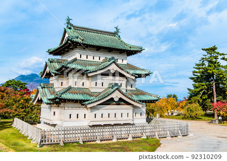 青森縣弘前城～被紅葉染紅的天守閣～ 92310209