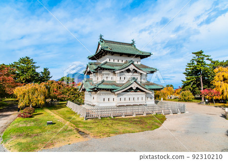 青森縣弘前城~被紅葉染紅的天守閣~ 青森縣弘前城~被紅葉染紅的天守閣~ 92310210