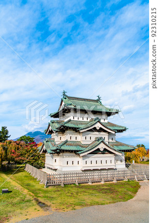 Hirosaki Castle, Aomori Prefecture-A castle tower dyed with autumn leaves- 92310215
