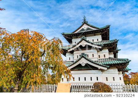 Hirosaki Castle, Aomori Prefecture-A castle tower dyed with autumn leaves- Hirosaki Castle, Aomori Prefecture-A castle tower dyed with autumn leaves- 92310224