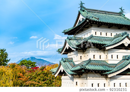 青森縣弘前城～秋葉染紅的天州和岩木山～ 92310231