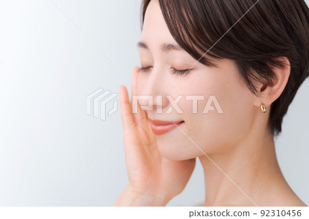 女性皮膚護理白色背景 92310456