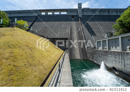 Hita Attack on Titan Oyama Dam statue 92311912