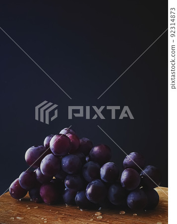 Ripe juicy dark grapes on wooden desk, food and wine, organic fruits concept Ripe juicy dark grapes on wooden desk, food and wine, organic fruits concept 92314873