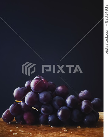 Ripe juicy dark grapes on wooden desk, food and wine, organic fruits concept 92314938