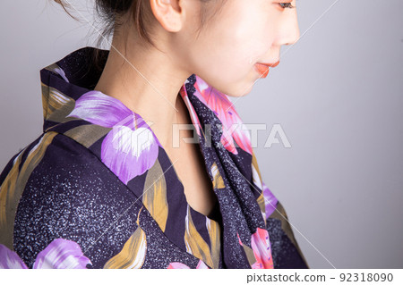 Profile of a woman wearing a yukata 92318090