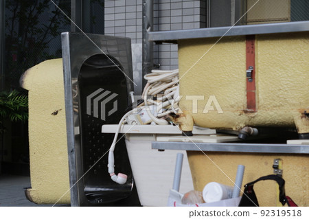 丟棄的浴缸垃圾的收集 丟棄的浴缸垃圾的收集 92319518