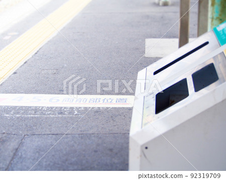 Trash can on the platform of the station 92319709