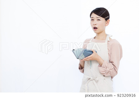 Housewife in her thirties who is in trouble with living expenses Housewife in her thirties who is in trouble with living expenses 92320916