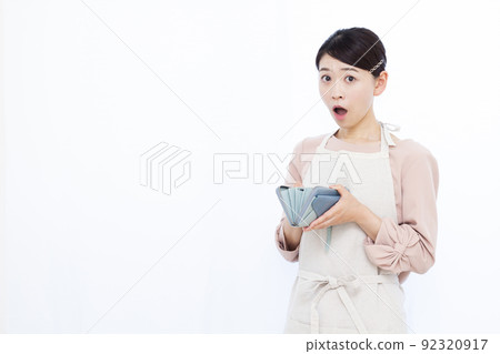 Housewife in her thirties who is in trouble with living expenses 92320917