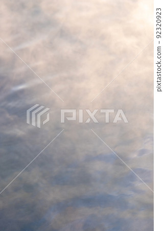 Background material: Steam texture of hot springs floating on the surface of the water in the morning light 92320923