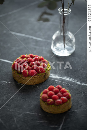 Two delicious raspberry tartlets with pistachios 92321865