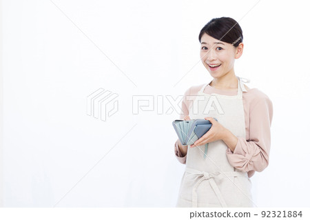 Housewife in her thirties with a long wallet 92321884