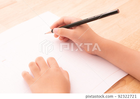 手稿紙和兒童的手/兒童書寫閱讀印象/從後面 手稿紙和兒童的手/兒童書寫閱讀印象/從後面 92322721