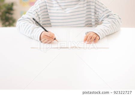 在客廳/前面學習的小學生 在客廳/前面學習的小學生 92322727