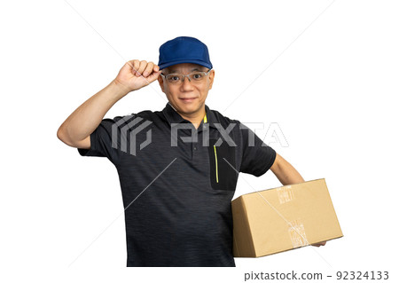 有紙板的微笑的送貨員 92324133