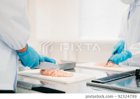 從事肉類食品加工的男女（手頭） 92324789