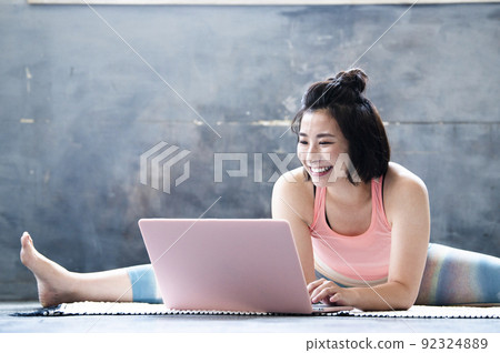 在線瑜伽課年輕女性 92324889