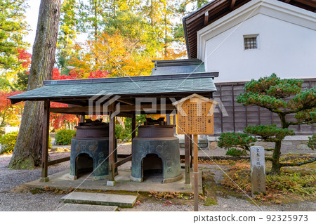 Taga Town, Shiga Prefecture A cauldron in the precincts of Taga Taisha Shrine in autumn, which is familiar to Mr. Otaga. Taga Town, Shiga Prefecture A cauldron in the precincts of Taga Taisha Shrine in autumn, which is familiar to Mr. Otaga. 92325973