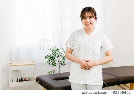 日本女性（整骨療法）是一名脊醫/按摩師 92326462