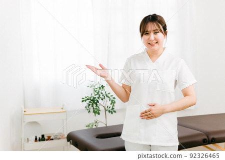Japanese woman (osteopathic) who is a chiropractor / masseuse Japanese woman (osteopathic) who is a chiropractor / masseuse 92326465