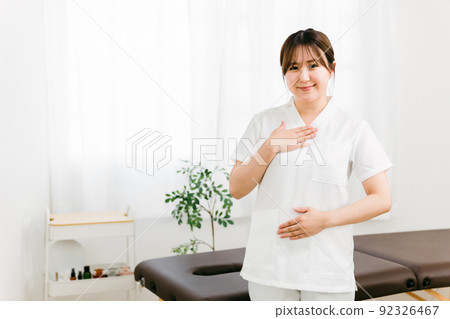 Japanese woman (osteopathic) who is a chiropractor / masseuse Japanese woman (osteopathic) who is a chiropractor / masseuse 92326467