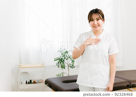 Japanese woman (osteopathic) who is a chiropractor / masseuse Japanese woman (osteopathic) who is a chiropractor / masseuse 92326468