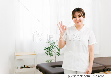 日本女性（整骨療法）是一名脊醫/按摩師 92326469