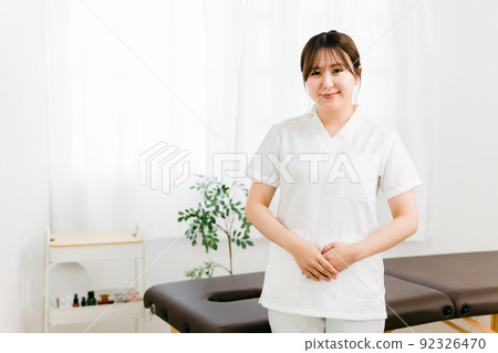 日本女性（整骨療法）是一名脊醫/按摩師 92326470