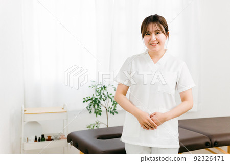 日本女性(整骨療法)是一名脊醫/按摩師 日本女性(整骨療法)是一名脊醫/按摩師 92326471