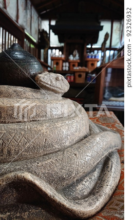 與生肖有關的神社 - Zodiac Suzaki Shrine Coiled white snake design 92326932