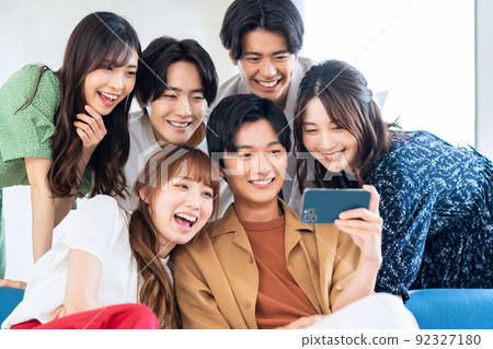 男女Z世代好友大學生共享屋生活 92327180