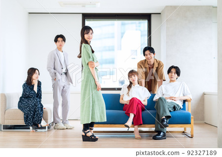 男女Z世代好友大學生共享屋生活 92327189
